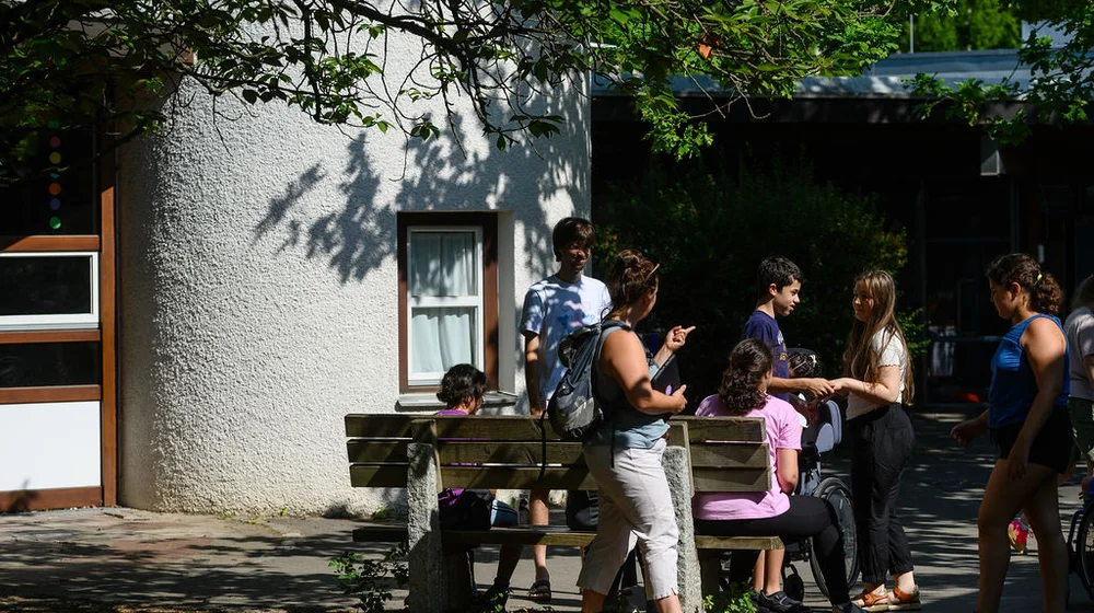 Schulgebäude und Ausstattung Schulgebäude und Ausstattung